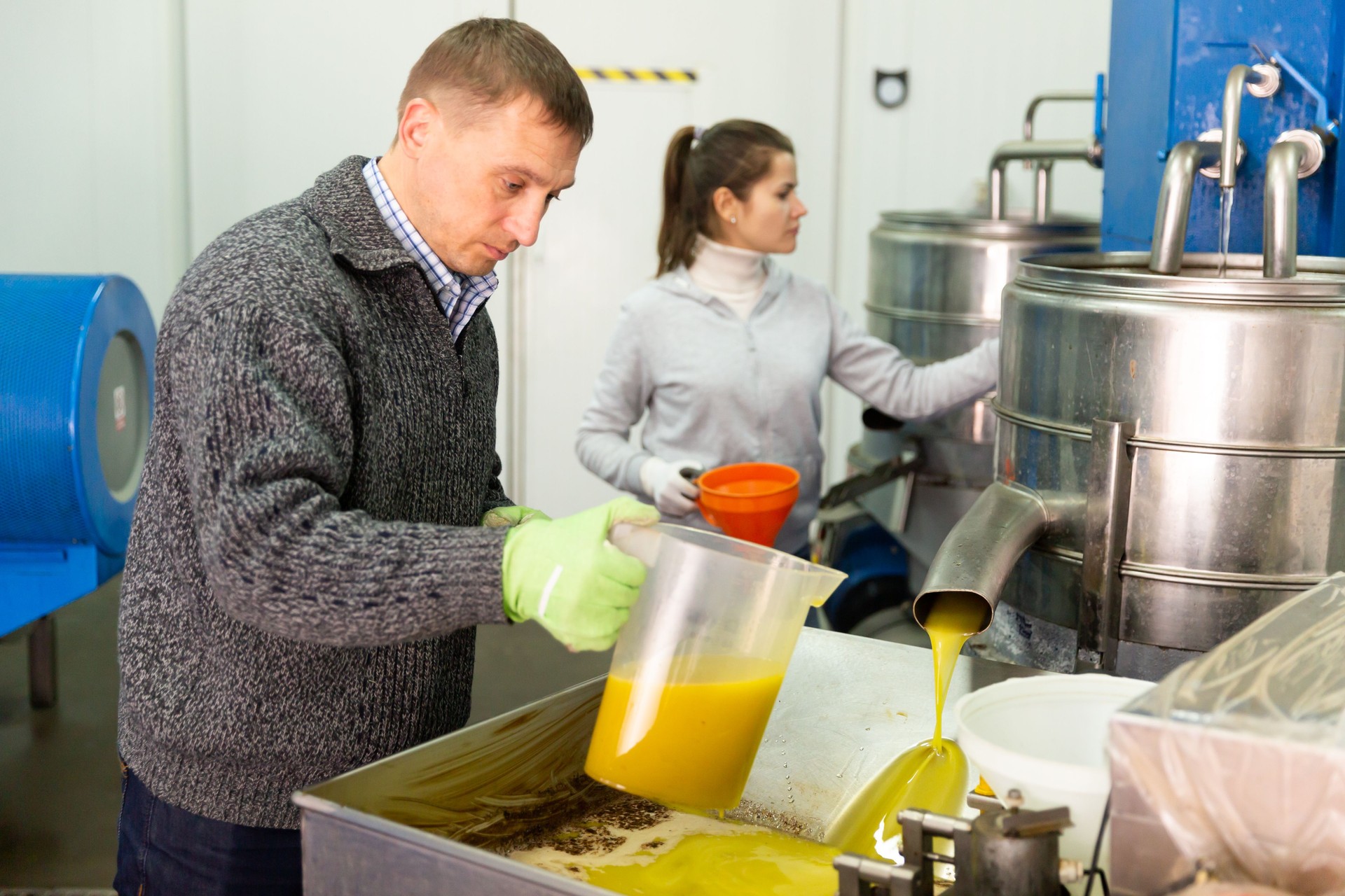 Pareja que controla la decantación de aceite